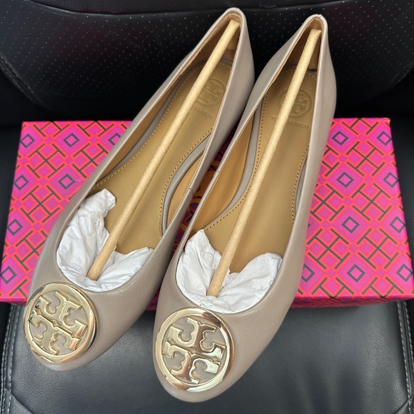 NIB! Tory Burch 64090 Benton 2 Ballet Flat Metal Logo French Grey Size 6.5 Women - Picture 1 of 8